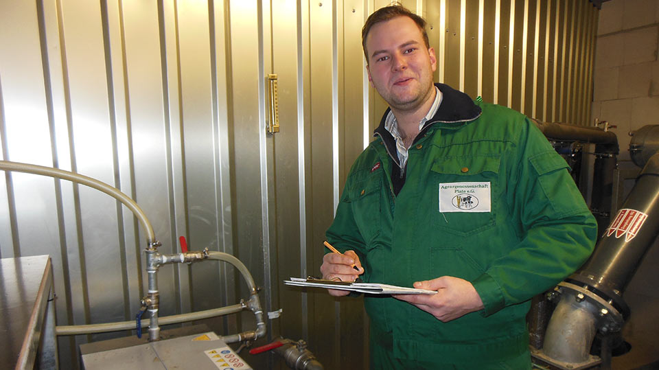 Felix Klotzbücher in der Biogasanlage